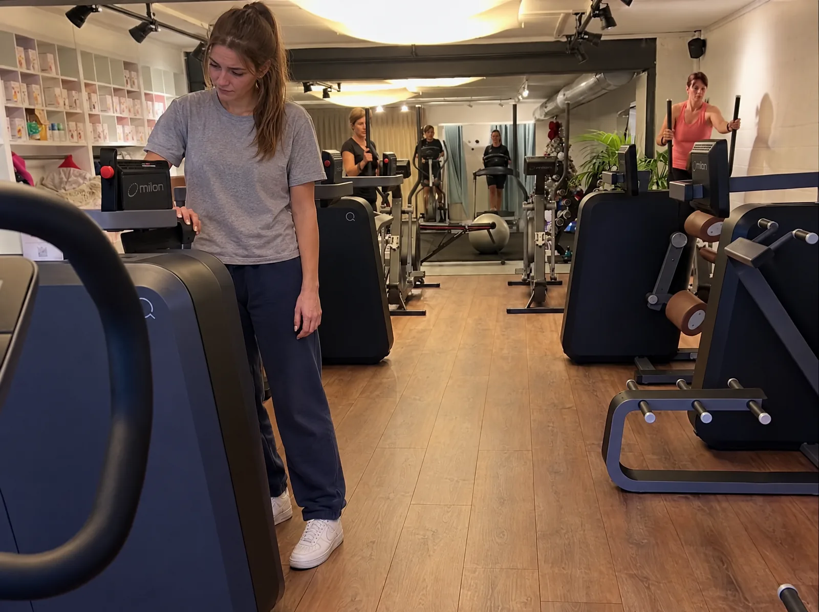Vrouw in gewone kleren kijkt naar het scherm van een toestel in een rustige club
